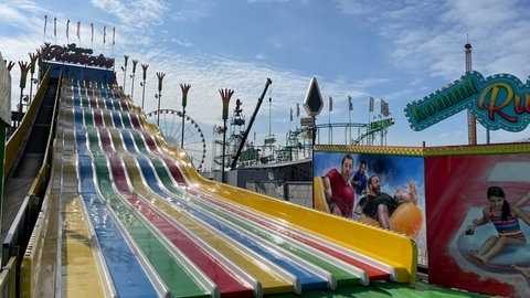 Farbenfrohe Neuheit. Die Riesenrutsche auf dem Frühlingsfest 2025 in Bad Cannstatt