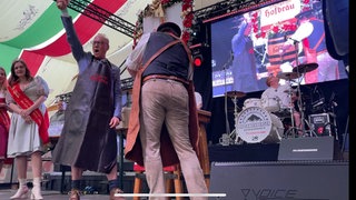 Um 11.30 Uhr hat "Wasen-Bürgermeister" Thomas Fuhrmann mit dem Fassanstich das Frühlingsfest eröffnet. 