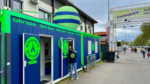 Die Wasenboje leuchtet in Signalfarben auf dem Frühlingsfest Stuttgart und bietet einen sicheren Ort für Frauen und Mädchen. 