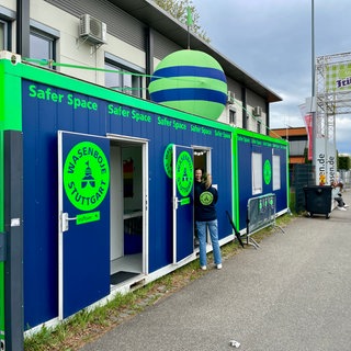 Die Wasenboje leuchtet in Signalfarben auf dem Frühlingsfest Stuttgart und bietet einen sicheren Ort für Frauen und Mädchen. 