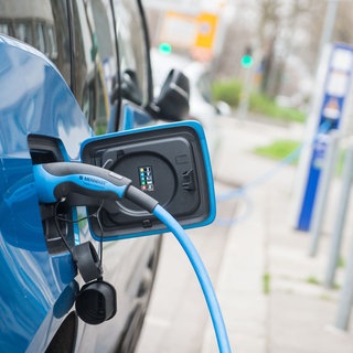 Ein Elektroauto lädt an einer Stromtankstelle.