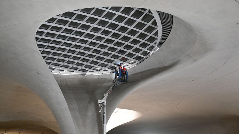 monumentale Konstruktion in luftiger Höhe
