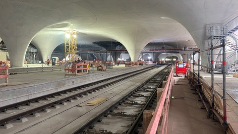 Die neue Bahnhofshalle des Stuttgarter Hauptbahnhofs. In der Tiefbahnhofshalle in Stuttgart wurden die ersten Gleise verlegt. Bald kann der Testbetrieb starten.