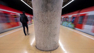 ein Mann an einer S-Bahn Haltestelle in Stuttgart