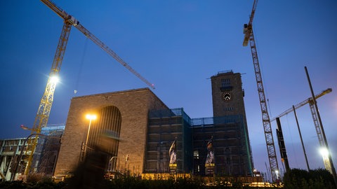 Baukräne stehen um den Hauptbahnhof in Stuttgart.