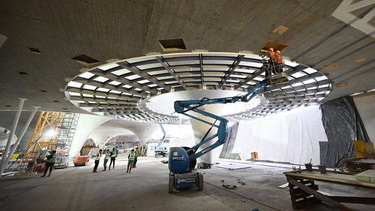 Letzte Arbeiten an einem der neuen Lichtaugen im Tiefbahnhof Stuttgart 21.