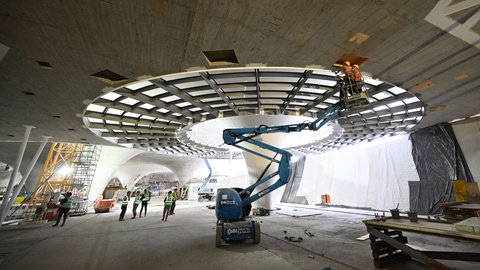 Letzte Arbeiten an einem der neuen Lichtaugen im Tiefbahnhof Stuttgart 21.