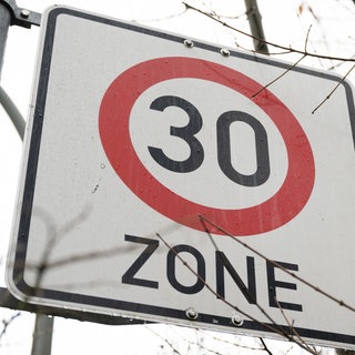 Ein Verkehrsschild mit der Aufschrift 30 Zone, weist auf eine Tempo 30 Zone hin. 