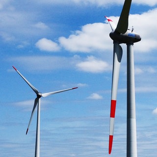 Zwei Windräder im Schurwald (Kreis Göppingen) sind seit Wochen außer Betrieb. Anwohner haben sich über ein lautes Brummen der Windanlage beschwert. (Symbolbild)