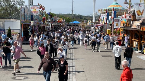 Neben zwei Konzerten und dem VfB-Heimspiel zieht auch das Frühlingsfest in Stuttgart viele Besucherinnern und Besucher an. (Archivbild)