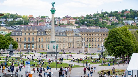 Menschen auf dem Stuttgarter Schlossplatz
