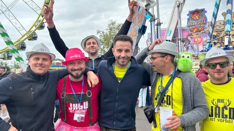 Sechs Männer aus Österreich feiern Junggesellenabschied auf dem Stuttgarter Frühlingsfest.