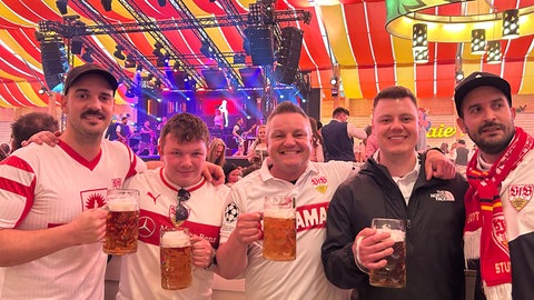 Fünf VfB-Fans in einem Festzelt auf dem Stuttgarter Frühlingsfest.