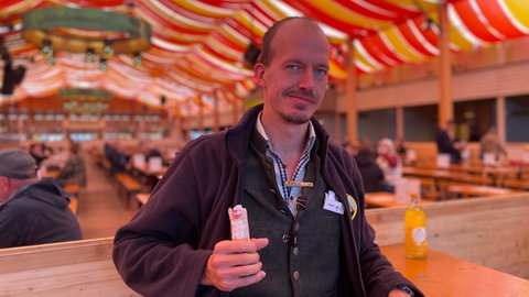 Ein Kellner in einem Festzelt auf dem Frühlingsfest in Stuttgart.