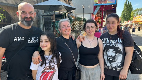 Eine Familie auf dem Frühlingsfest in Stuttgart.