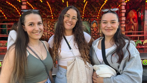 Maria Owens, Eleftheria Tzoulaki und Nikoleta Owens (von links) haben sich mal so gar nicht in der Geisterbahn gegruselt - und kommen dennoch amüsiert heraus. 