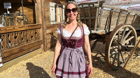 Dirndl tragen findet Melanie Voss aus Kirchheim toll: Deshalb schaut sie sich auf dem Frühlingsfest Stuttgart auch im Albdorf um.