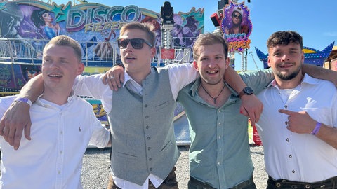 Chris, Vince, Marco und Philipp (von links) stammen aus Orten zwischen Norddeutschland und Österreich und feiern zusammen auf dem Wasen.