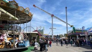 Das Fahrgeschäft Booster Maxxx auf dem Frühlingsfest Stuttgart: 14 Passagiere mussten darin eine halbe Stunde ausharren, da plötzlich der Strom weg war. Grund war eine gelockerte Anschlussklemme bei der Stromversorgung.