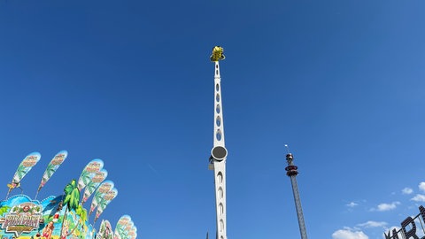 Das Fahrgeschäft "Booster Maxxx" beim Stuttgarter Frühlingsfest