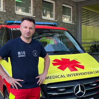 Zwei Ärzte stehen vom dem Medical-Intervention-Car (MIC) in Stuttgart