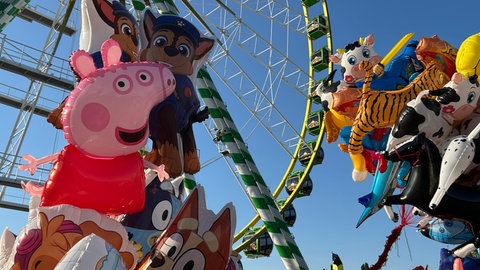 Luftballons vor dem Riesenrad auf dem Frühlingsfest in Stuttgart. Zur Halbzeit heißt es von der Veranstaltungsgesellschaft in.Stuttgart, dass schon mehr Besucher als erwartet aufs Fest gekommen wären.