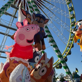 Luftballons vor dem Riesenrad auf dem Frühlingsfest in Stuttgart. Zur Halbzeit heißt es von der Veranstaltungsgesellschaft in.Stuttgart, dass schon mehr Besucher als erwartet aufs Fest gekommen wären.