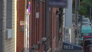In einer Wohnung verbunden mit einer Kneipe in Stuttgart-Heslach hat die Polizei die Leiche einer Frau hinter einer Wand entdeckt.