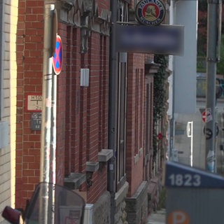 In einer Wohnung verbunden mit einer Kneipe in Stuttgart-Heslach hat die Polizei die Leiche einer Frau hinter einer Wand entdeckt.