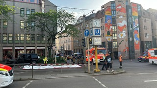 Rettungskräfte stehen am 2. Mai 2025 am Olgaeck in Stuttgart, nachdem dort ein Autofahrer in eine Menschengruppe gefahren ist.