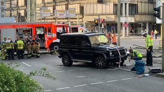 Rettungskräfte in der Stuttgarter Innenstadt am Olgaeck, nachdem dort ein Auto in eine Personengruppe gefahren ist