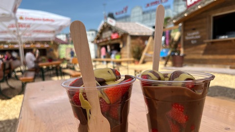 Erdbeeren mit flüssiger Schokolade im Albdorf auf dem Stuttgarter Frühlingsfest.