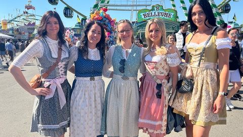 Fünf Frauen im Dirndl auf dem Frühlingsfest in Stuttgart.