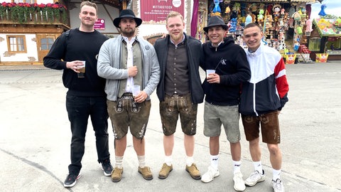 Fünf Freunde, die in der Gastro arbeiten, wollen an ihrem freien Tag gemeinsam die Gastro auf dem Stuttgarter Frühlingsfest genießen.