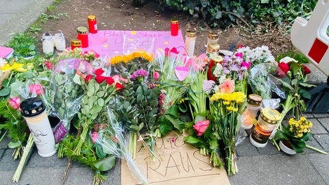 Trauer, Anteilnahme, Wut: Beim Unfallort am Olgaeck in Stuttgart liegen nach dem Unfall Blumen, auch Kerzen sind aufgestellt. 
