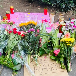 Blumen und Kerzen am Unfallort am Olgaeck in Stuttgart. 