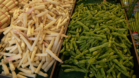 Grüne und weiße Spargelspitzen