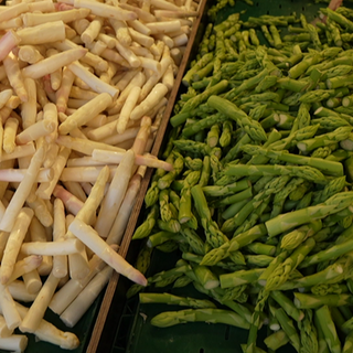 Grüne und weiße Spargelspitzen