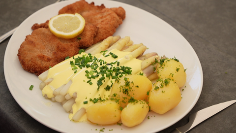 Weißer Spargel mit Sauce Hollandaise, Schnitzel und Kartoffeln.