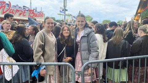 Anstehen fürs Bierzelt beim Studi-Tag auf dem Stuttgarter Frühlingsfest
