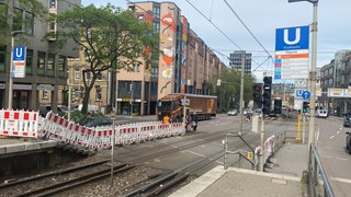 Die Absperrung an der Haltestelle Olgaeck in Stuttgart. Nach dem tödlichen Unfall am vergangenen Freitag wird diskutiert, wie sicher der Verkehrsknotenpunkt ist.
