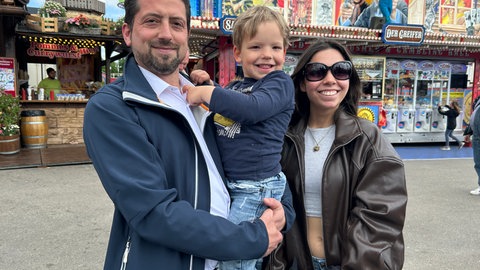 Marco, 45 wurde gerade von Annalisa, 20 und Elio, 4 von der Arbeit abgeholt und macht jetzt eine große Runde über den Wasen.