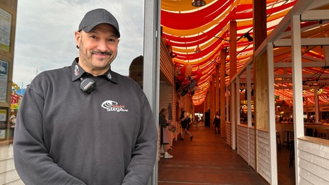 Thilo Schneider aus Neuhausen steht vor dem Eingang des Göckelesmaier-Festzelt.