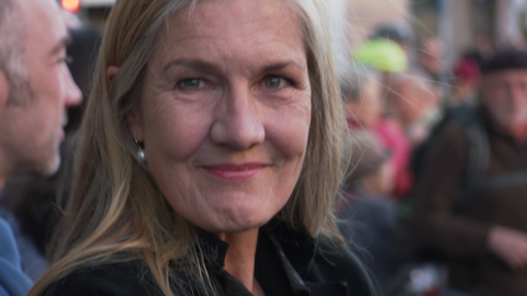 Veronika Kienzle, die ehrenamtliche Bezirksvorsteherin in Stuttgart‐Mitte, schaut in die Kamera.