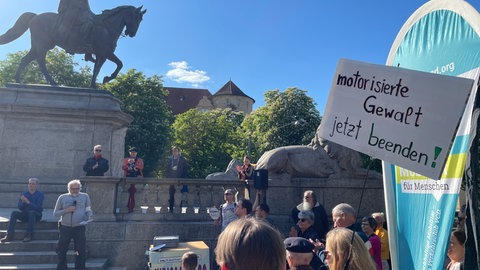 Ulrich Heck vom Stuttgarter VCD-Kreisverband spricht bei der Gedenkveranstaltung am Karlsplatz in ein Mikrofon