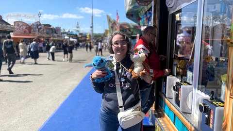 Sandra ist die Meisterin am Greifautomaten.