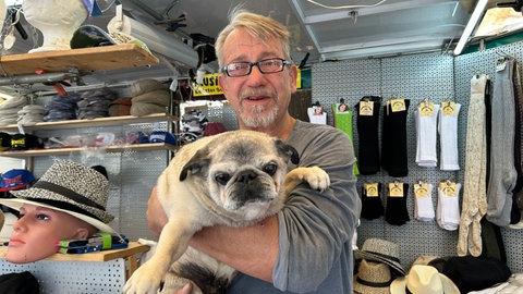 Rainer mit seinem Mops auf dem Frühlingsfest.