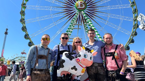 Gruppenbild mit Kuh auf dem Frühlingsfest