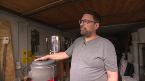 Hobbybierbrauer Florian Wölfle vor dem Ort seines Schaffens, seiner Garage. 