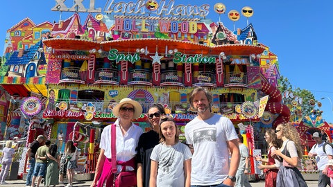 Noch einmal Spaß haben im "XXL Lachhaus" vor Ende des Frühlingsfestes: Der elfjährige Taurin (Mitte) genießt mit seiner Familie den letzten Frühlingsfest-Tag.